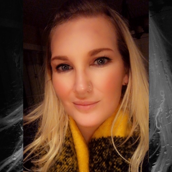 Meet your Posher, Jenn - Picture 1 of 1